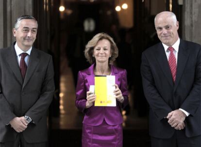 Los secretarios de Estado Carlos Ocaña (izquierda) y José Manuel Campa, con Elena Salgado.