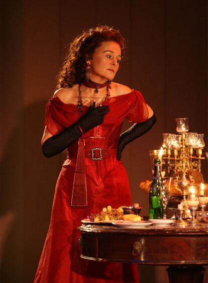 Sinead Cusack, en una escena de <i>El jardín de los cerezos,</i> de Antón Chéjov.