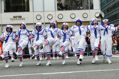 Un grupo de mujeres disfrazadas, durante el desfile del Día de Acción de Gracias en Nueva York.