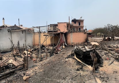 Una casa quemada tras un incendio forestal en Rovies, en Eubea (Grecia).