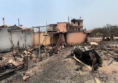 Una casa quemada tras un incendio forestal en Rovies, en Eubea (Grecia).