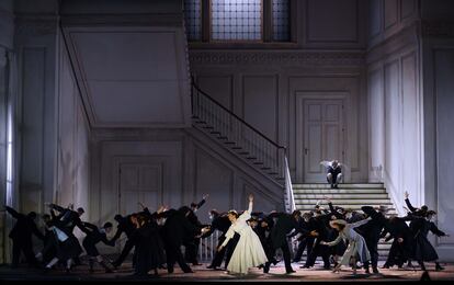 El baile del fandango, esquemático y ordenado, al final del tercer acto de 'Le nozze di Figaro'.