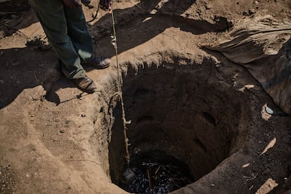 El agua contaminada es una de las principales causas de contagio. En la foto, Hosea Kombe Butare, un refugiado de la República Democrática del Congo, recoge agua del pozo frente a su casa, en el campo de refugiados de Dzaleka. “Sabemos que hay cólera en Malaui, pero no sabemos lo que pasará si llega a Dzaleka. Estamos asustados”, se lamenta.