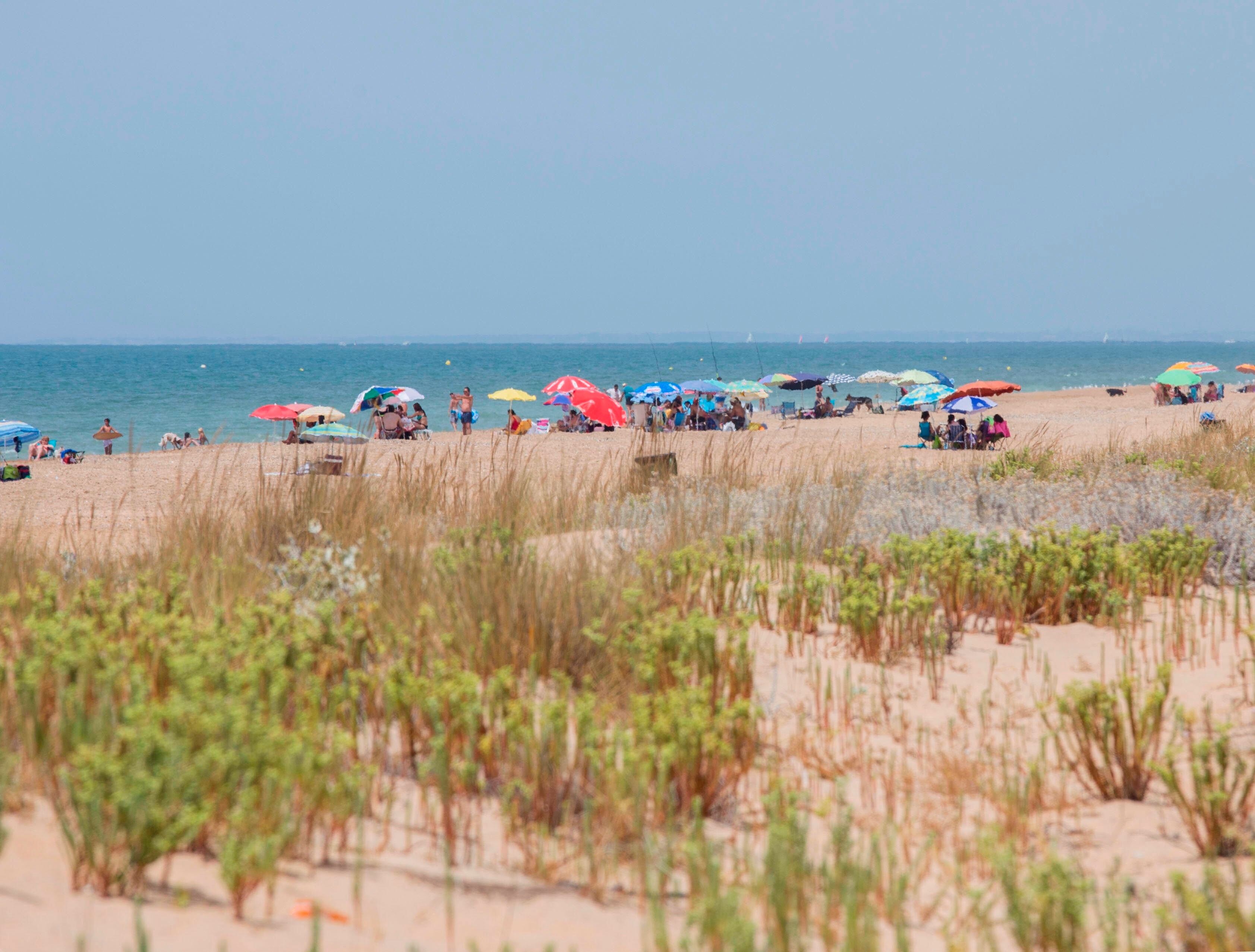 La playa del Espigón, en Huelva, recibe la Bandera Azul por primera vez en su historia.