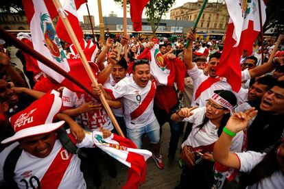 Los peruanos residentes en Buenos Aires armaron una fiesta en Plaza Once. Saben que esta es su gran chance.