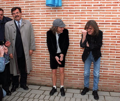 Angus Young (c) y su hermano Malcom, componetes del grupo de rock AC/DC, acompañados del alcalde de Leganés, José Luis Pérez Ráez (izquierda), en el acto de inauguración una calle de esta la localidad madrileña que lleva el nombre del grupo australiano, a principios de 2000.