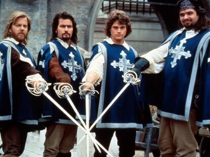 <b>Fotograma de</b><i> Los tres mosqueteros,</i> versión dirigida por Stephen Herek en 1993. De izquierda a derecha: Athos, Aramis, D'Artagnan y Porthos.