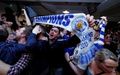 Seguidores del Leicester City celebran fuera del estadio King Power el título de la Premier League en Leicester, Gran Bretaña.