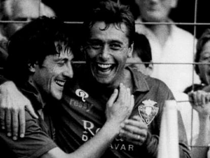 Michael Robinson y Enrique Martín celebran un gol de Osasuna en la temporada 1986-87 / AS