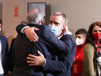 Ángel Gabilondo, de espaldas, y José Manuel Franco se abrazan en la noche electoral del 4-M.
