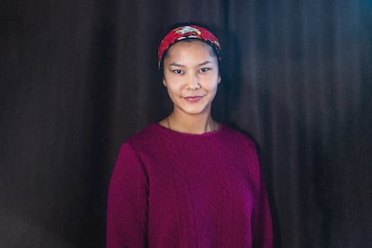 Amima, de 18 años, trabaja en el restaurante familiar de comida uigur en Zharkent, una localidad de Kazajistán fronteriza con China.  