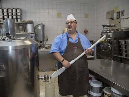 Miguel Ángel Lanese, propietario de Helados Sienna, en su heladería.