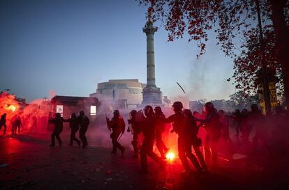 La policía antidisturbios francesa se enfrenta a los manifestantes que protestan contra la Ley de Seguridad Global del Gobierno francés, cerca de la plaza de la Bastilla de la capital del país.