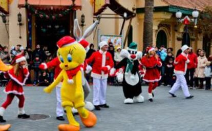 Desfile navideño en el Parque Warner de Madrid, con Piolín a la cabeza.