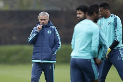 Mourinho, durante un entrenamiento del Chelsea.