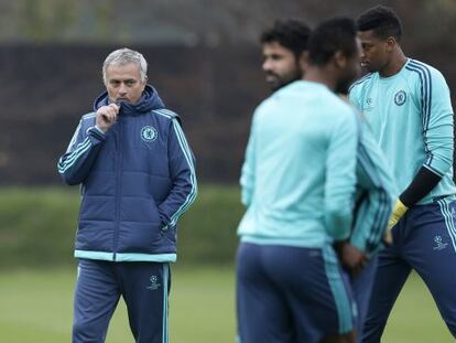 Mourinho, durante un entrenamiento del Chelsea.