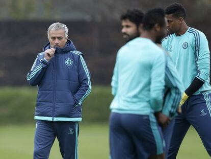 Mourinho, durante un entrenamiento del Chelsea.