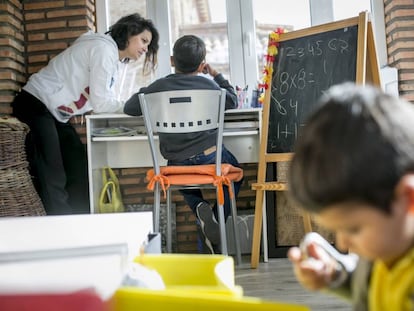 Una madre ayuda a sus hijos confinados en casa a hacer las tareas durante una cuarentena escolar en Madrid.