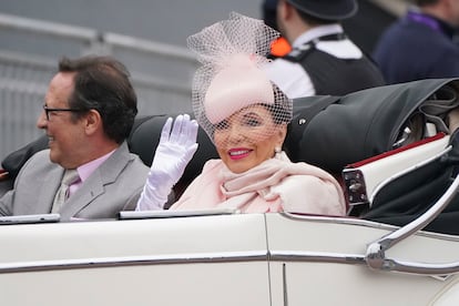 La actriz Joan Collins y su marido, Percy Gibson, en un momento del desfile por el Jubileo de Platino de Isabel II.