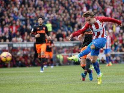 Griezmann abre el marcador en el minuto nueve, el de Torres, que asistió emocionado en el palco al homenaje que le tributó la hinchada