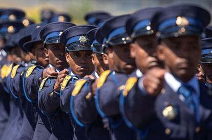 Agentes de policía en formación participan en la presentación de la Unidad Policial Antibandas (AGU) en Hanover Park, donde se encuentran varias de las bandas más peligrosas del país relacionadas con crímenes, en Ciudad del Cabo (Sudáfrica), el 2 de noviembre de 2018.