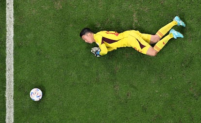 Shuichi Gonda, portero japonés, mira el balón tras encajar un penalti contra Croacia. 