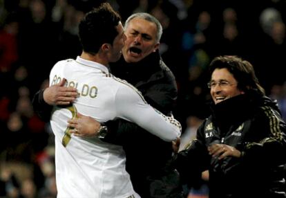 Ronaldo celebra el tercer gol suyo y del Madrid con Mourinho