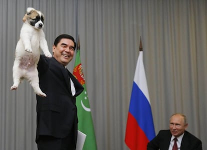El presidente de Turkmenistán, Gurbanguly Berdimuhamedow (izquerda), regala un perro pastor de Asia Central a su homólogo ruso, Vladímir Putin (d), durante una reunión en el complejo del mar Negro de Sochi (Rusia).