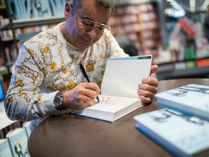 El presentador Jorge Javier Vázquez firma un ejemplar de su libro 'Antes del olvido'.