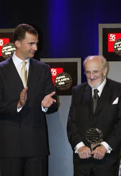 El príncipe Felipe aplaude al premiado anoche, Álvaro Pombo.