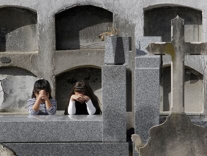 Dos niñas en un cementerio