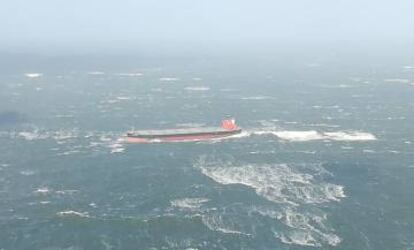 'Glory Amsterdam' permanece encallado en la costa de la isla alemana de Langeoog, en el norte del país. Alta Mar (Alemania), domingo 29 de octubre.