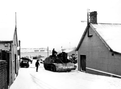 Carros de combate y soldados británicos, en las Malvinas, en julio del año 1982.