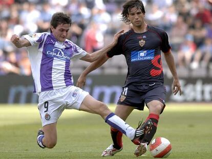 Joseba Llorente, a la izquierda, intenta robarle el balón a Domingo Cisma.
