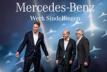 El consejero delegado de Mercedes-Benz, Ola Källenius (izquierda), junto al canciller alemán Olaf Scholz (centro), durante una visita a la planta de Mercedes-Benz en Sindelfingen, en el estado alemán de Baden-Württemberg.