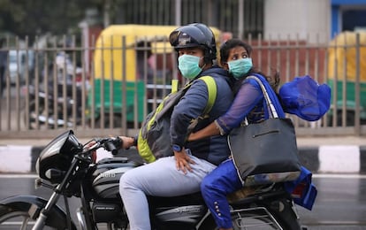 Motoristas se cubren el rostro para protegerse de la contaminaci&oacute;n en Nueva Delhi (India), una de las ciudades m&aacute;s pobladas del mundo y la capital de pa&iacute;s m&aacute;s contaminada del planeta, seg&uacute;n la OMS. 