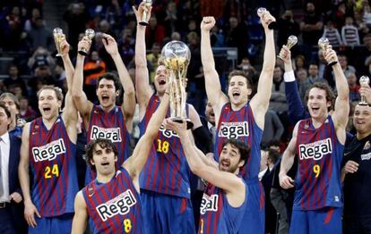 Los jugadores del Bar&ccedil;a celebran la victoria.