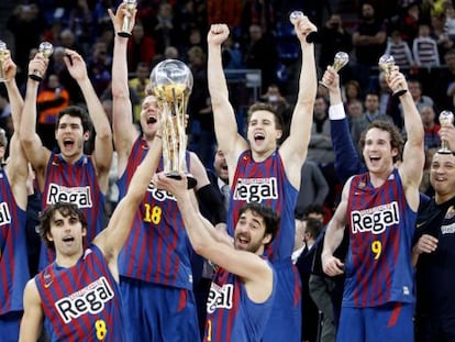 Los jugadores del Bar&ccedil;a celebran la victoria.