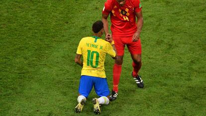 Kompany consuela a Neymar tras la derrota de Brasil ante Bélgica en cuartos.