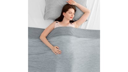 Productos para dormir fresco sobre fondo blanco.
