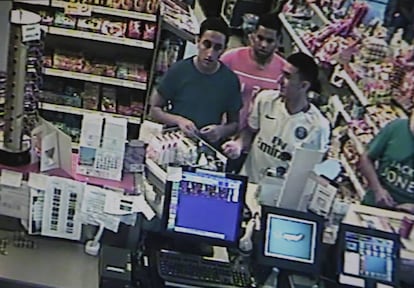 <strong>The attack in Cambrils (Tarragona). </strong> Three of the five terrorists who would later perpetrate the second attack, in Cambrils (Tarragona), stop to make purchases at a gas station on the A-7 highway, as seen in this security camera footage.