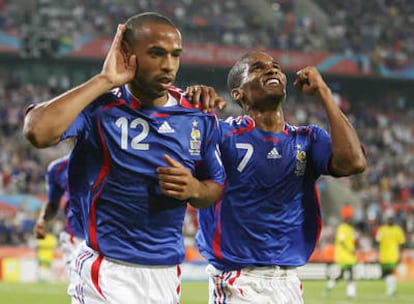 Malouda y Henry celebran un gol con la camiseta de la selección francesa