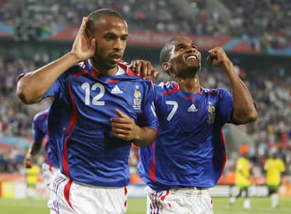 Malouda y Henry celebran un gol con la camiseta de la seleccin francesa