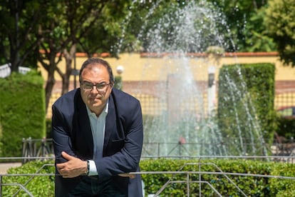 El alcalde de Leganés, Santiago Llorente, en el parque Central de la localidad.