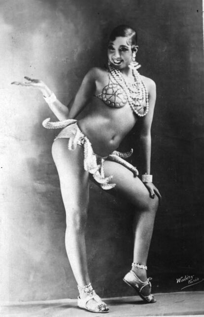 Nos podemos imaginar el nivel de provocación que causó la bailarina Joséphine Baker en los años veinte con este atuendo compuesto por una falda-cinturón  y un sujetador armado bajo una pila de collares de perlas. Con el tiempo se convirtió en la reina de la revista en Francia y Estados Unidos.