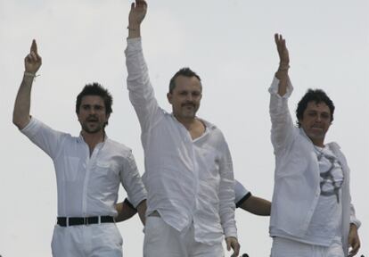 Juanes, Miguel Bosé y Alejandro Sanz (de izquierda a derecha), saludan durante el concierto <i>Paz sin fronteras</i> , en el puente internacional Simón Bolívar en la frontera entre Colombia y Venezuela, en marzo de 2008.