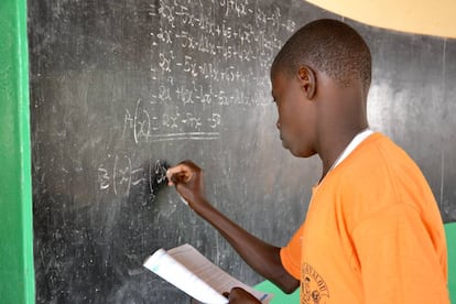 Augustin Adadja es uno de los chicos apadrinados por el programa y aprovecha las grandes pizarras del recinto del Hogar Madre Ursula para estudiar por las tardes.