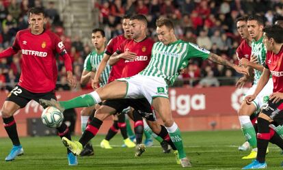 Loren intenta controlar entre defensas del Mallorca.