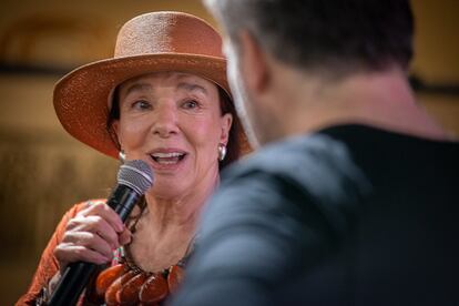 La actriz argentina Graciela Borges presenta la película El dependiente, de Leonardo Favio, en el 37 Festival internacional de cine de Mar del Plata.