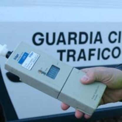 Un agente de la Guardia Civil de Tráfico, con un test de alcoholemia